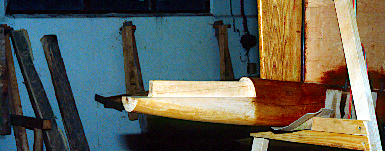 Bundplanken er gjort klar til samlingen med det nederste horn. Stævntræet (eg) er monteret og sikret med en egetap på samme måde som stævnklodsen.