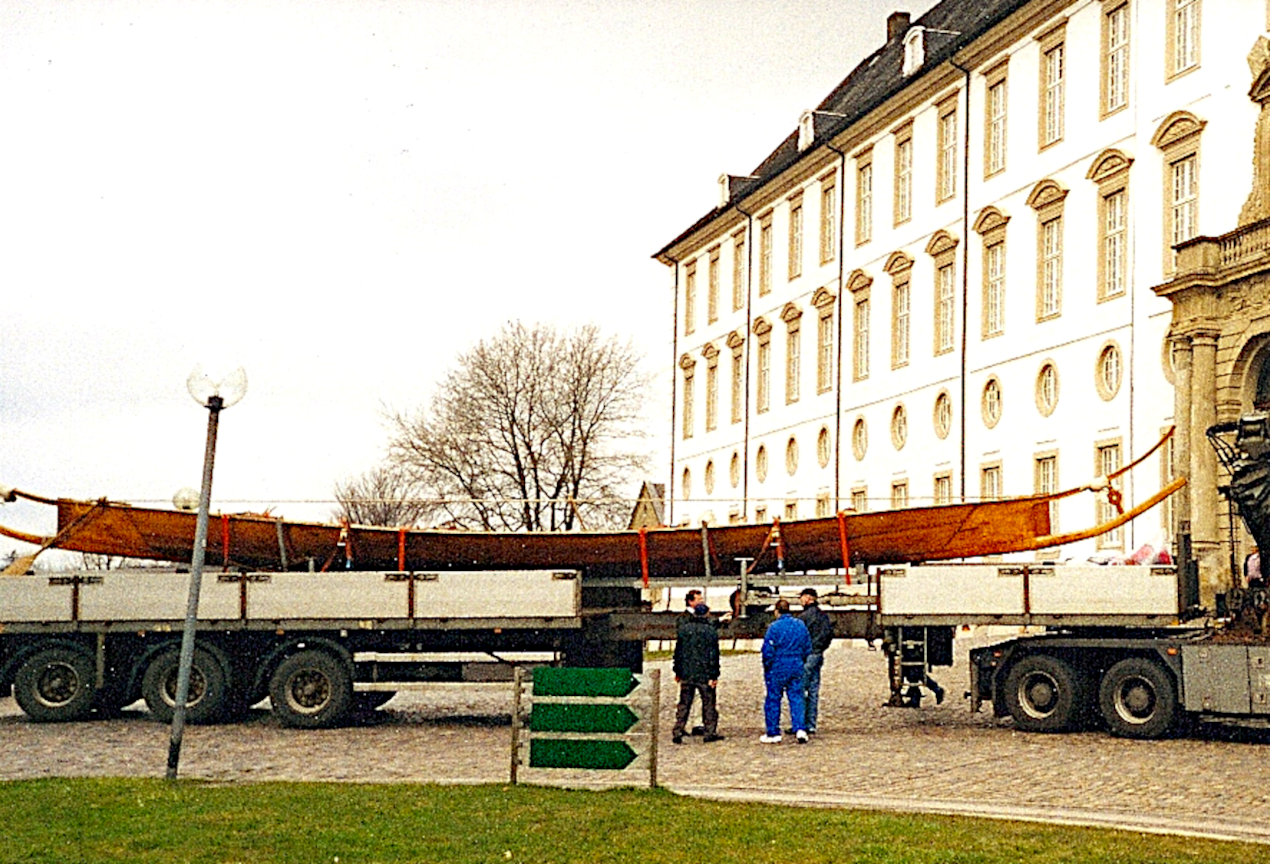Tilia er ankommet til Gottorp Slot på en stor lastbil.
