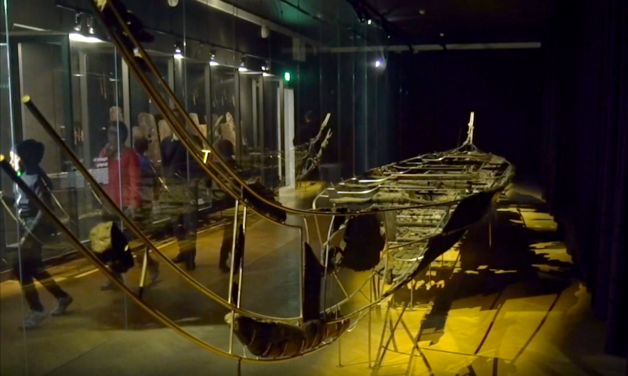 Hjortspringbåden udstillet på Nationalmuseet.