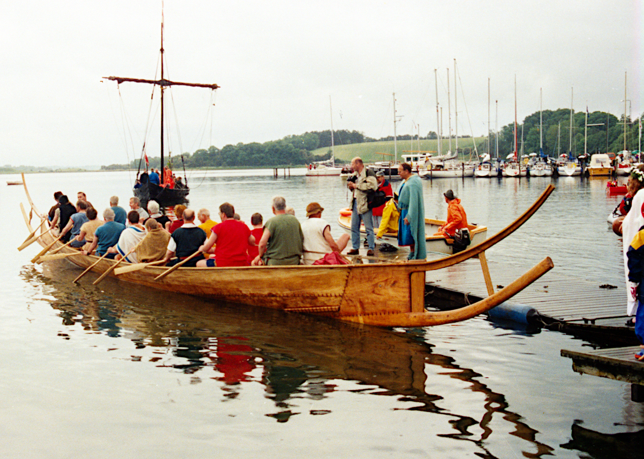 Første officielle sejlads. Et vikingeskib og en gammel dansk jagt var mødt op for at gratulere.