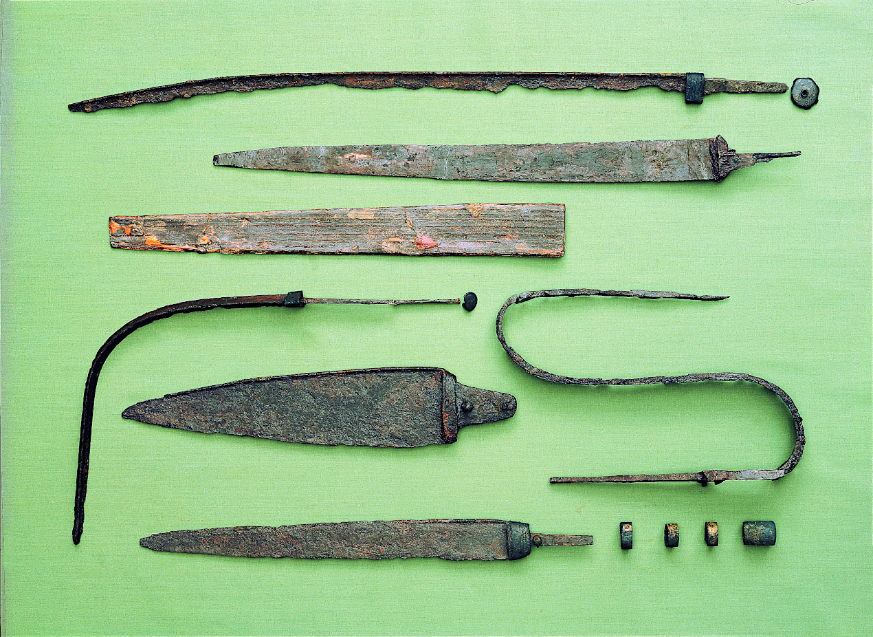 Seks originale sværd fra fundet.